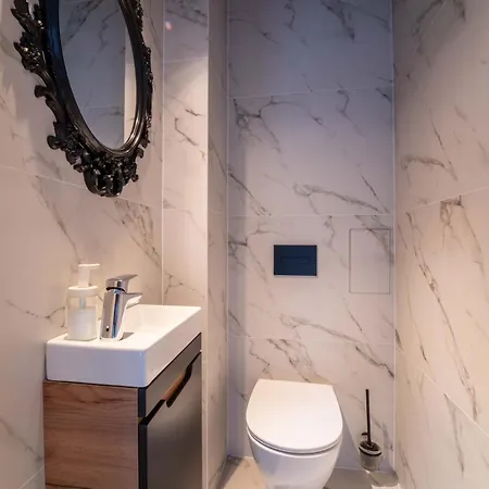 New Large Modern - Center - 60m2 - Lift - Parking Apartment