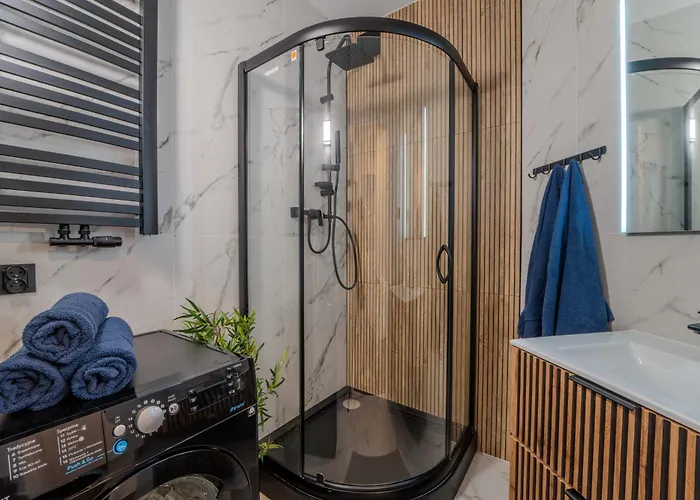 New Large Modern - Center - 60m2 - Lift - Parking Lejlighed *