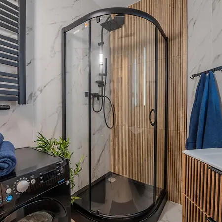 New Large Modern - Center - 60m2 - Lift - Parking Apartament *