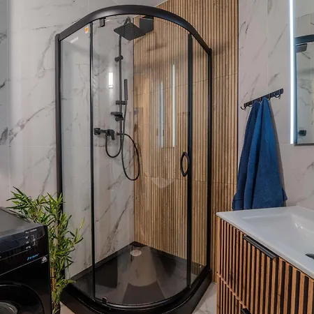 Apartament New Large Modern - Center - 60m2 - Lift - Parking *